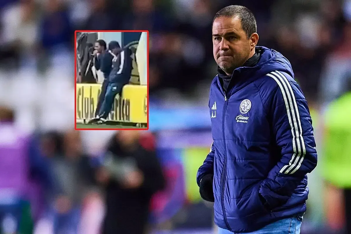Santiago Baños y André Jardine durante una reunión en los entrenamientos del América.