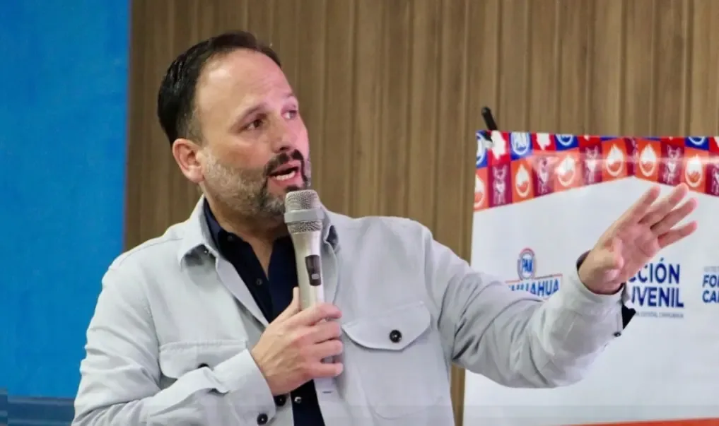 Santiago de La Peña, posible candidato del PAN, durante un evento político en Chihuahua.