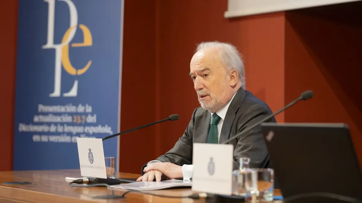 El director de la RAE será reconocido durante su visita a la ciudad, previa a convención de lenguaje claro.