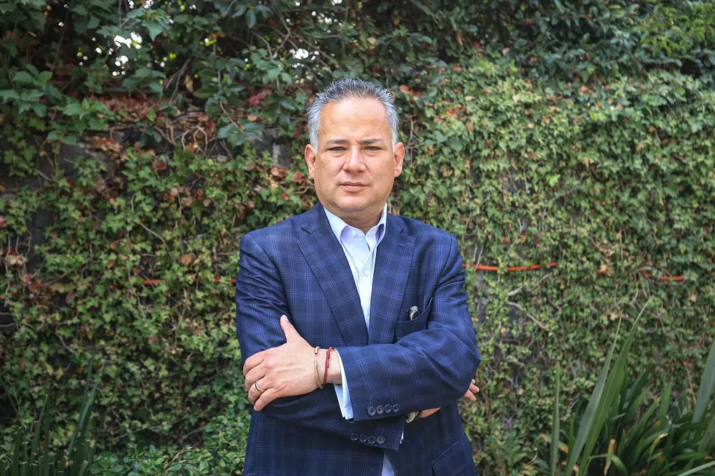 Santiago Nieto Castillo durante su presentación como candidato al Senado por Morena.