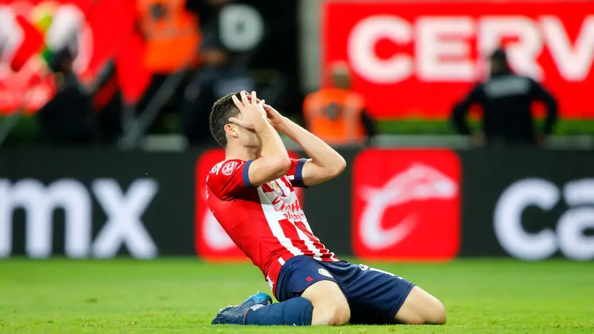 El delantero explicó las complicaciones que vivió con la afición por su decisión.