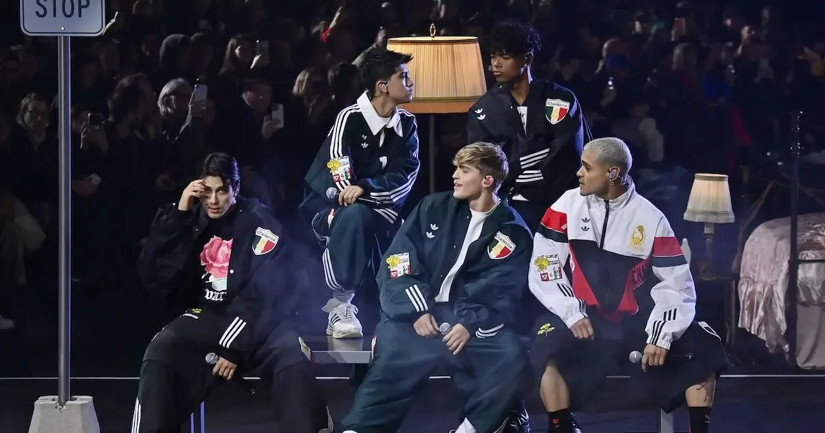 Santos Bravos en la pasarela durante París Fashion Week con Willy Chavarría.