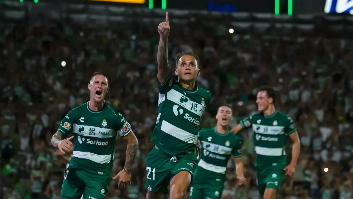Santos busca su quinta victoria seguida, mientras Querétaro aspira al primer lugar en la tabla.