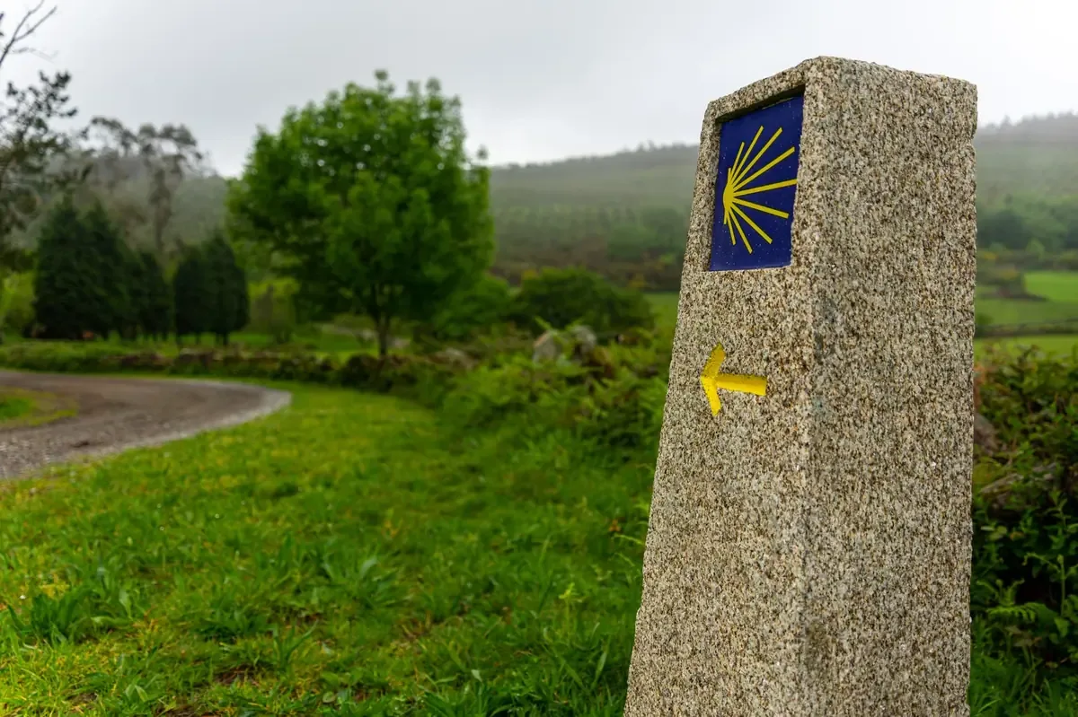 El Camino de Santiago ofrece a peregrinos una ruta accesible desde Galicia, ideal para principiantes.