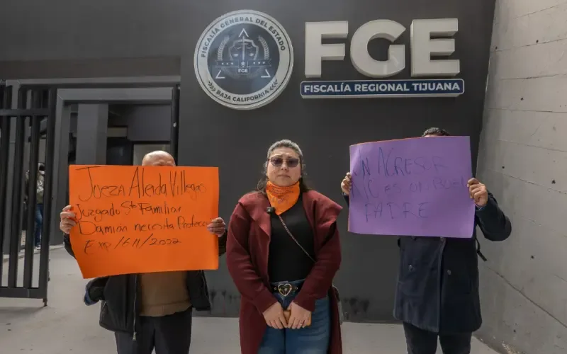 Sayuri Arrevillaga exige protección para su hijo en la Fiscalía de Tijuana.