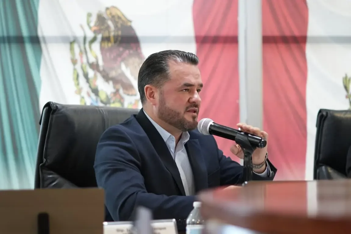 Óscar Avitia defiende el valor colectivo de los libros de texto en medio de controversias.