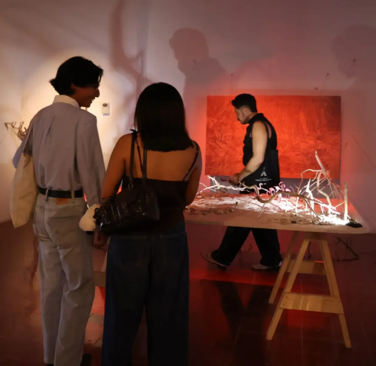 La obra del artista aborda temas sociales a través de una “novela inconclusa”.