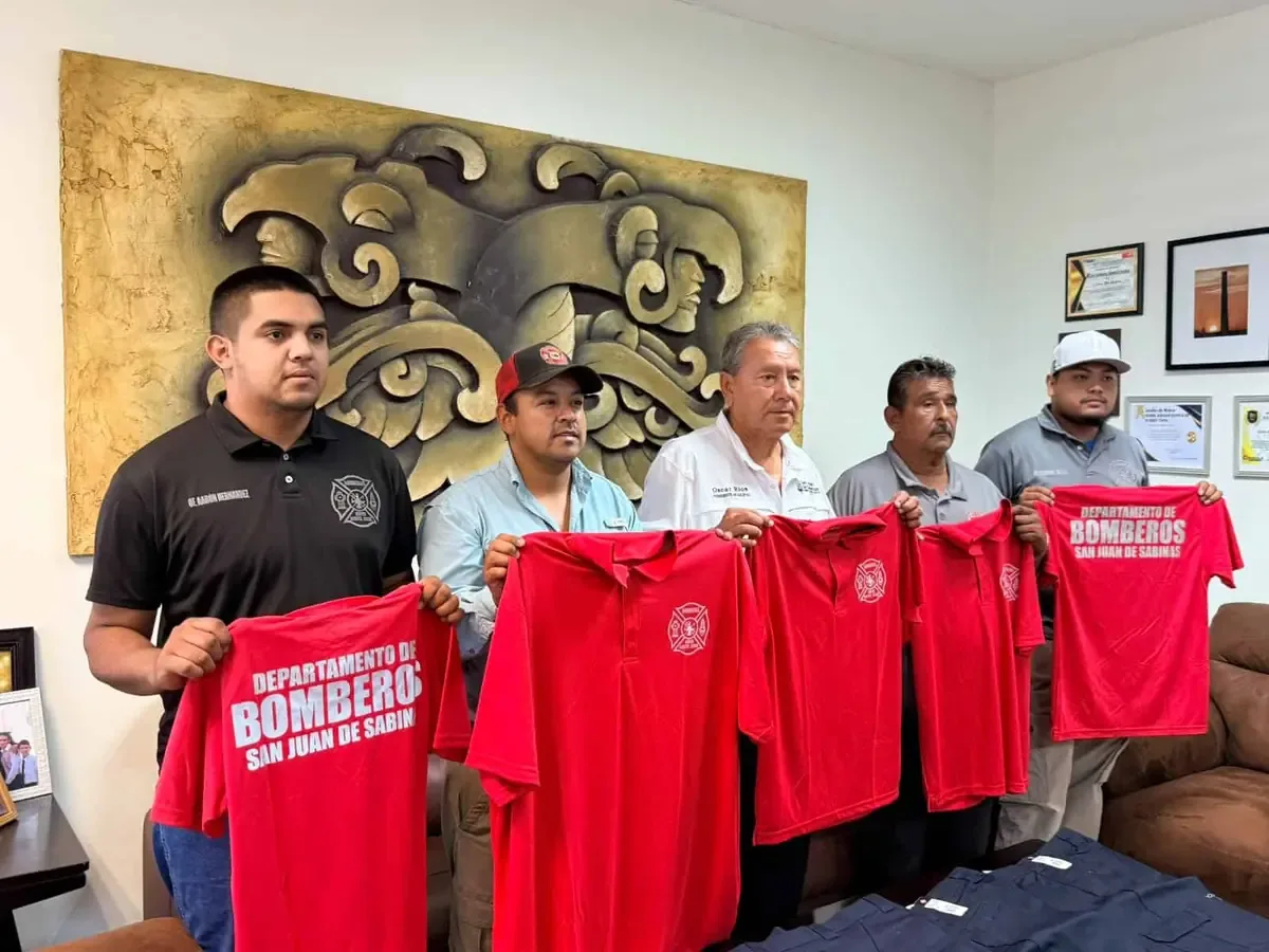 La entrega de uniformes refuerza el compromiso del gobierno municipal con la seguridad de la población.
