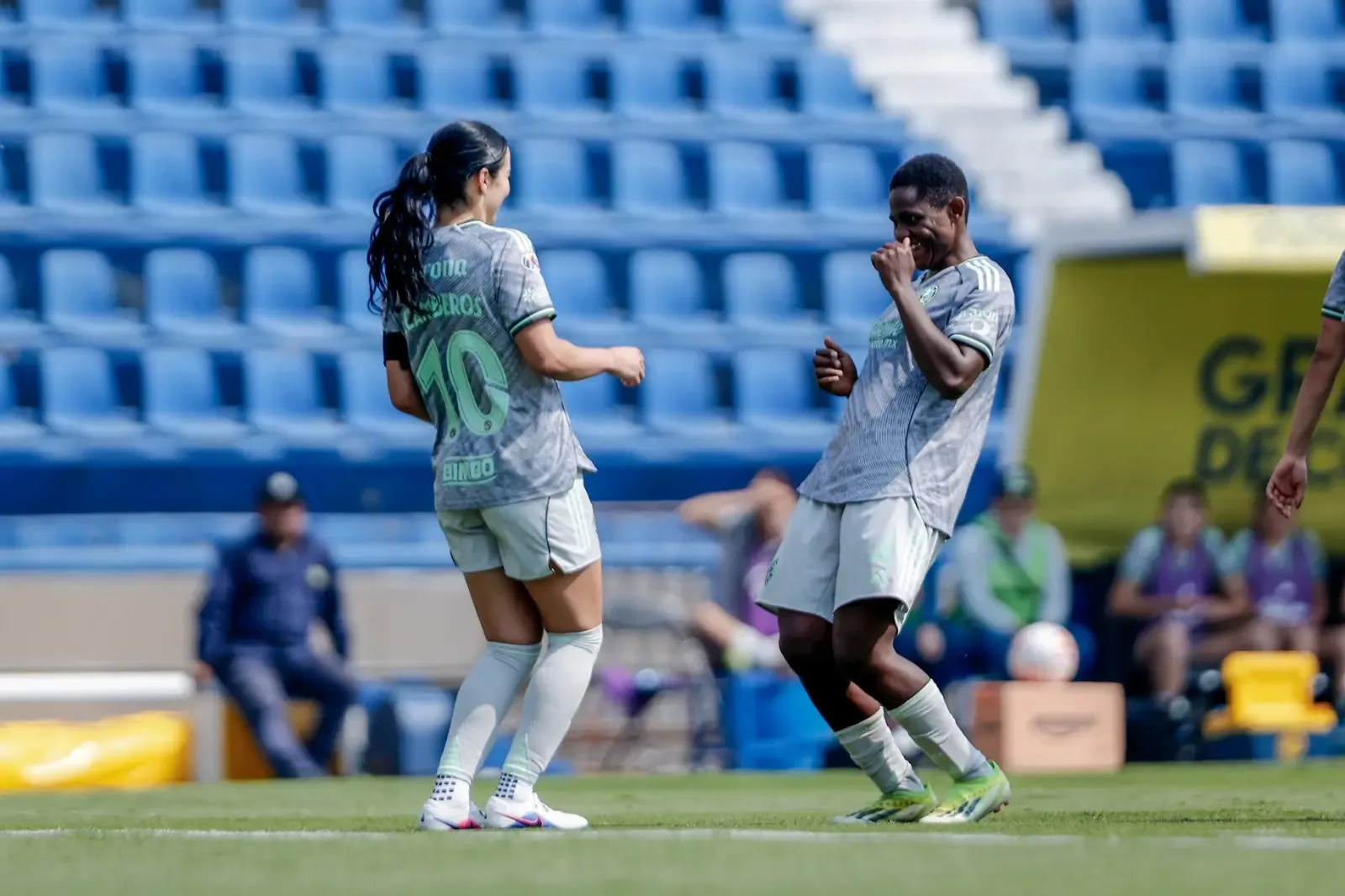 Scarlett Camberos anota uno de sus goles en el clásico capitalino.