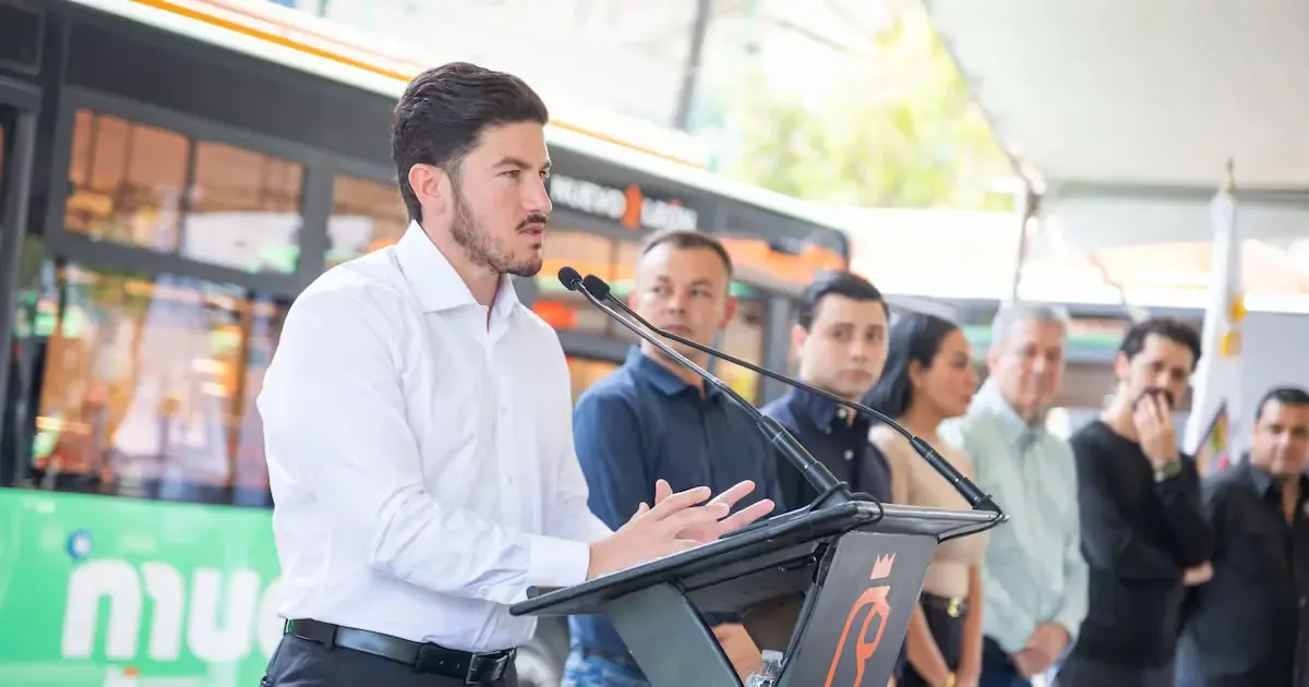 La corte protege al gobernador mientras se revisa la legalidad del procedimiento legislativo.