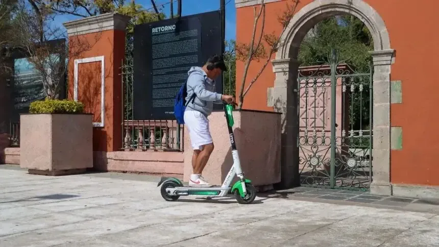 El uso de scooters eléctricos en el Centro Histórico promueve la movilidad urbana sostenible.