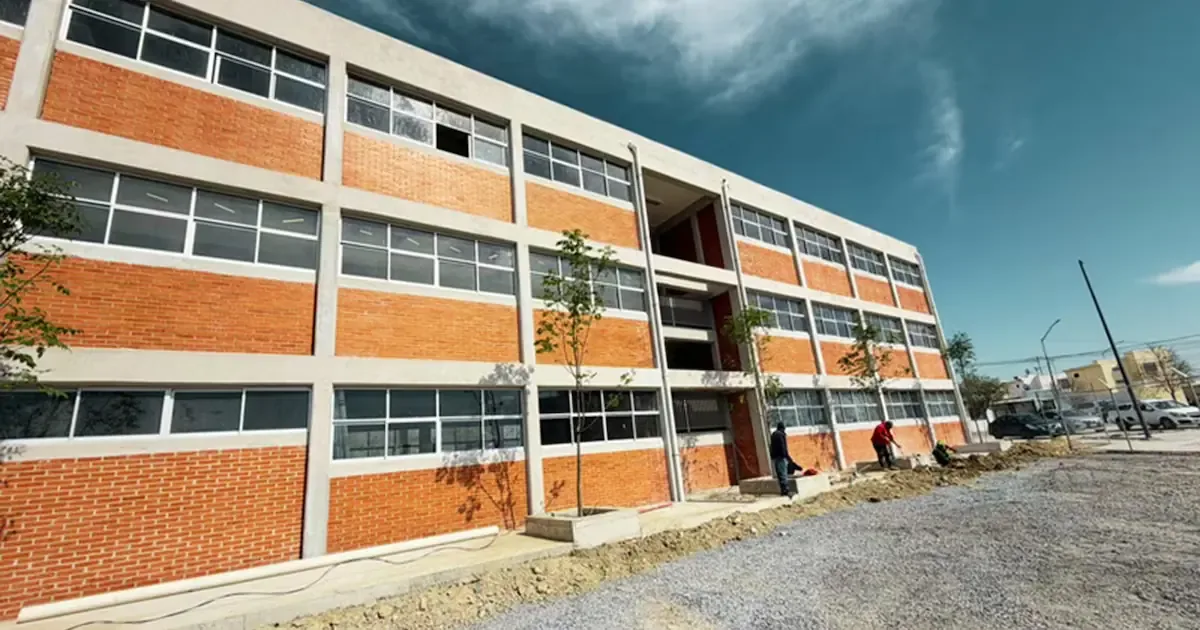 Se busca modernizar la educación y preparar a jóvenes en tecnología.