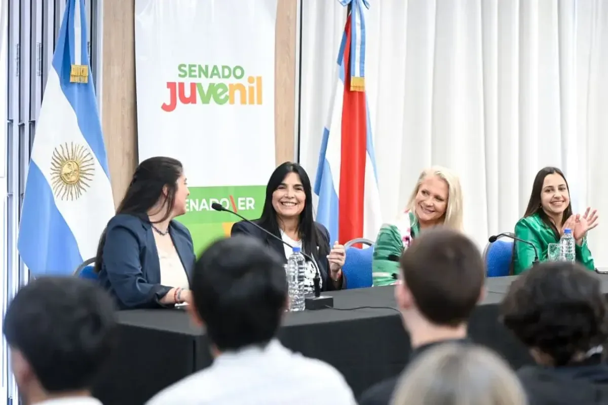 El evento promueve la participación juvenil y el diálogo democrático en la capital de Entre Ríos.