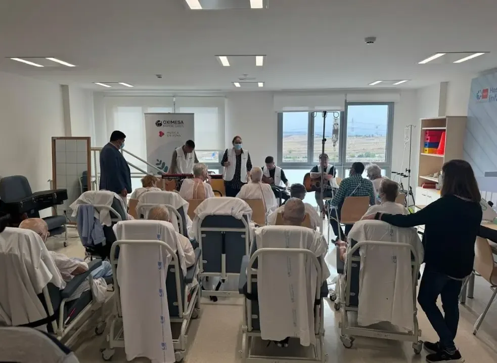 Se centra en preservar la autonomía y calidad de vida de pacientes mayores hospitalizados.