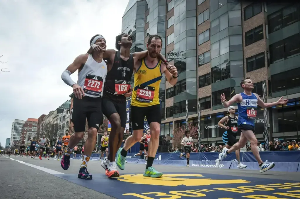 Se destaca un acto heroico entre tres corredores de diferentes países en el Maratón de Boston.
