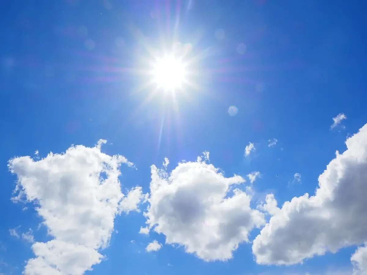 Se espera un día cálido con temperaturas de hasta 31°C y vientos leves.