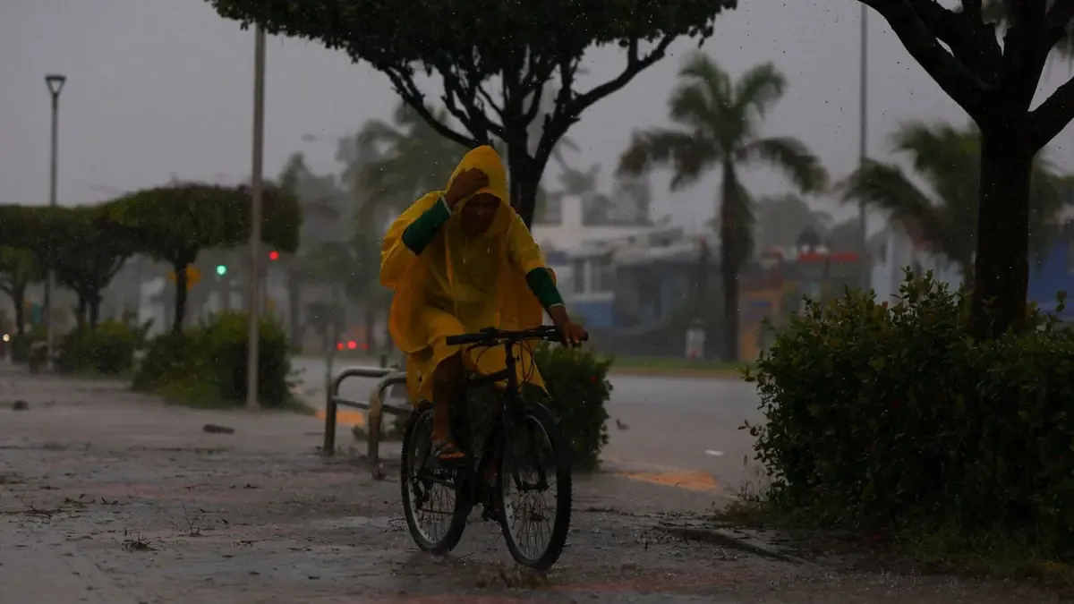 El huracán Simon y otros fenómenos atmosféricos provocarán fuertes lluvias en distintas regiones de México.