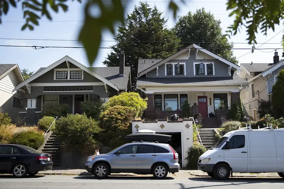 Se investiga un programa estatal que busca reparar discriminación racial en la vivienda.