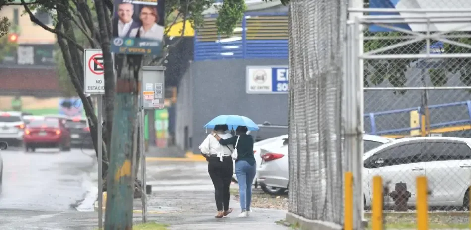 Se mantienen alertas por inundaciones en varias provincias por lluvias intensas.