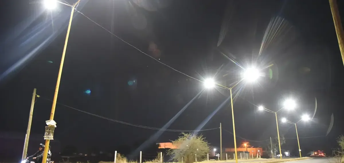 Se mejora la seguridad urbana con nuevas luminarias en la Avenida Siglo XXI.