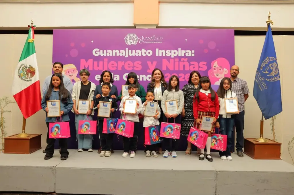 Se premian dibujos y se analiza el rol de la mujer en la ciencia.