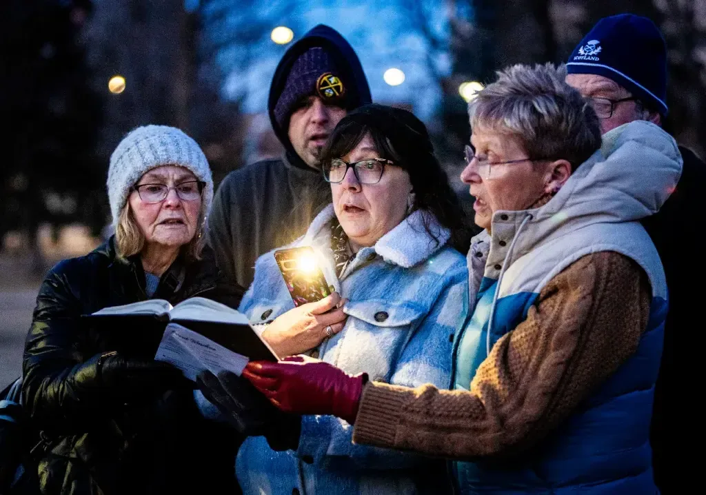 Se recuerda a las víctimas de la falta de vivienda en un vigil de la comunidad.