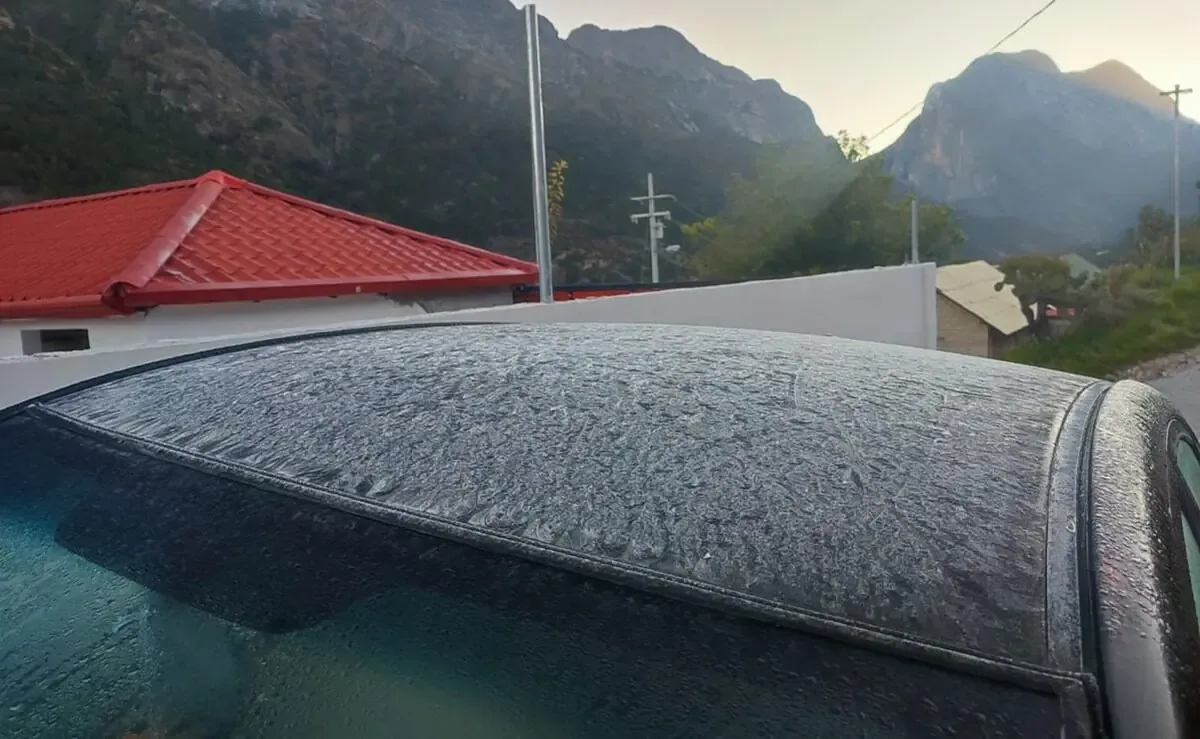 La primera helada del año en Nuevo León advierte sobre las condiciones invernales en la región.