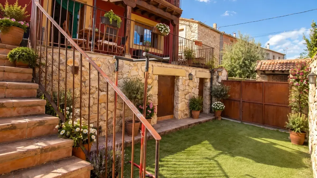 Casa rústica se ofrece con opciones para ser vivienda familiar o alojamiento rural en un entorno natural.