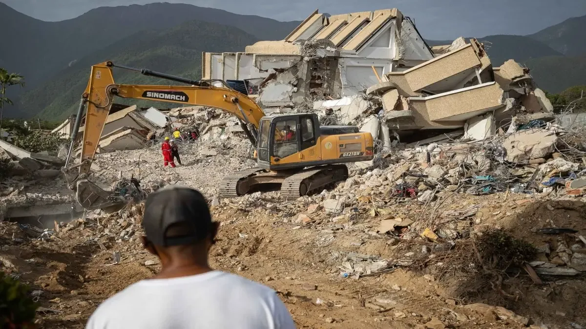 Un pequeño héroe ha destacado en labores de rescate tras el sismo en La Guaira, Venezuela.
