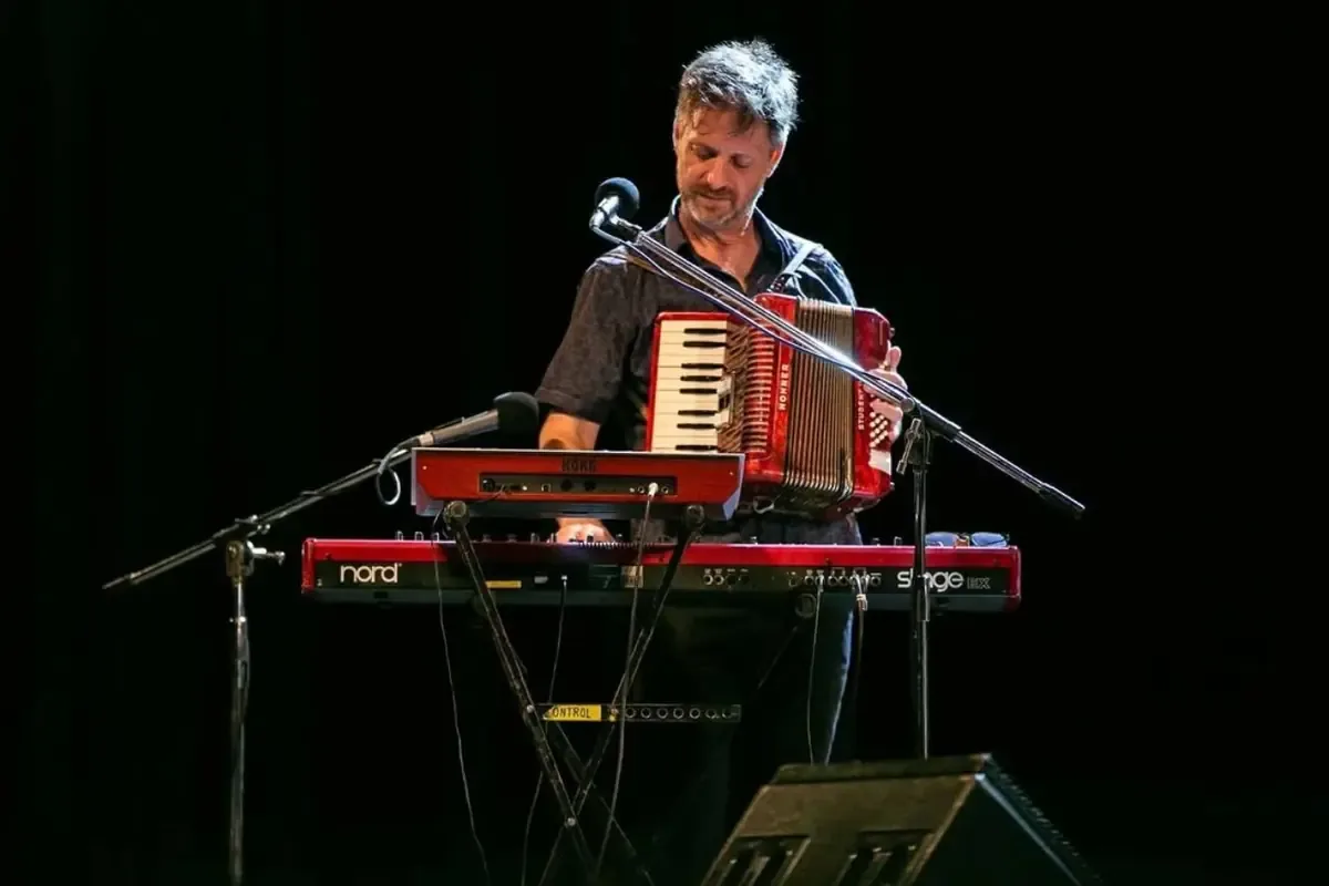 El tecladista de Las Pelotas resalta la emoción detrás del proceso creativo del álbum "Sin la piel".