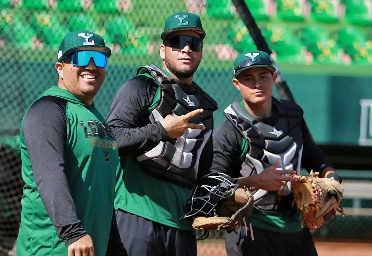 Sebastián Valle durante su emotivo anuncio de retiro del béisbol.