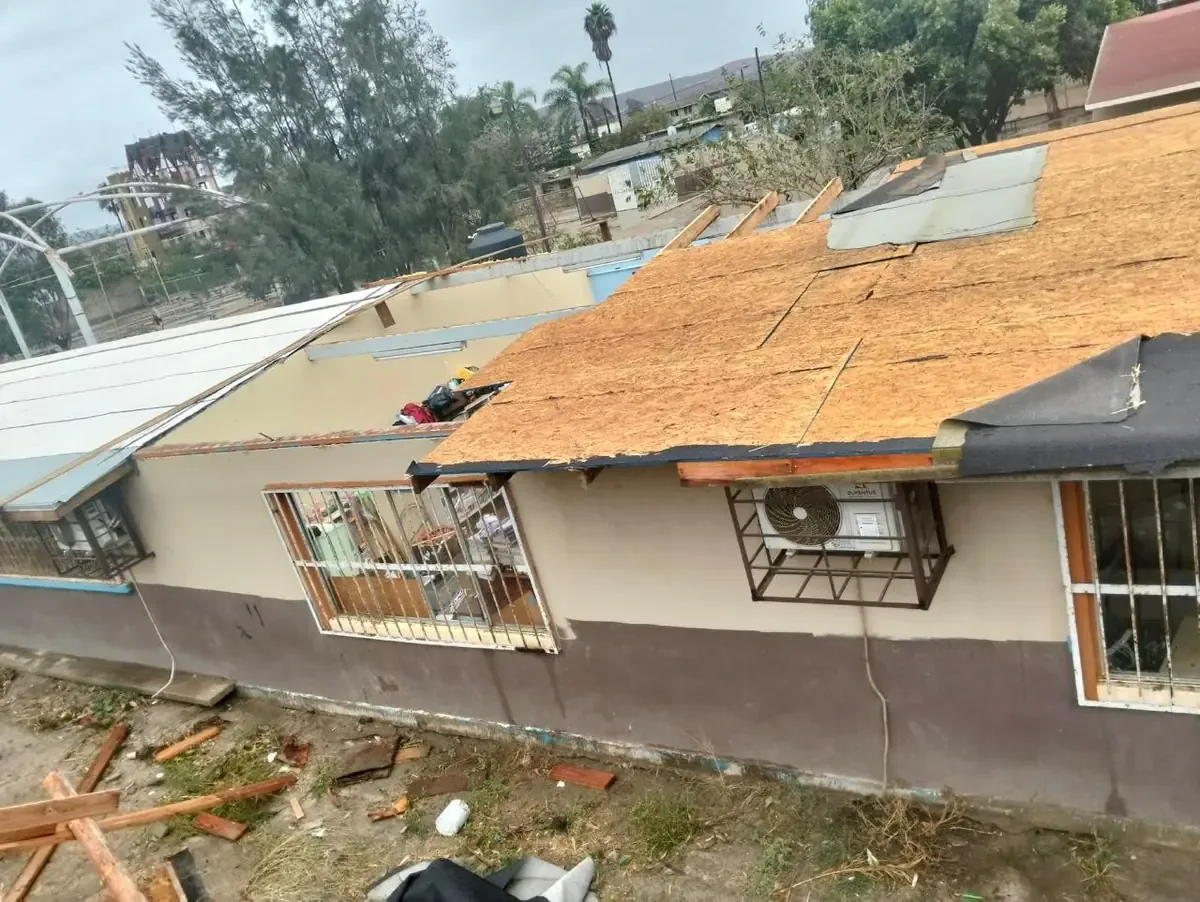 La Secretaría busca recursos para reparar escuelas gravemente dañadas por la tormenta en la zona costa.