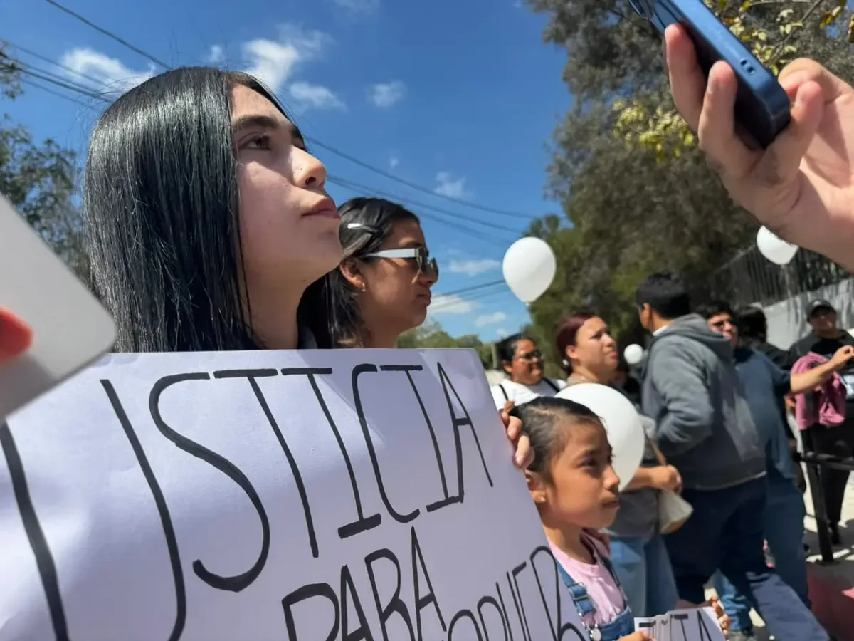 La muerte de un adolescente tras caer un poste de básquetbol pone en evidencia el estado de mantenimiento en escuelas.