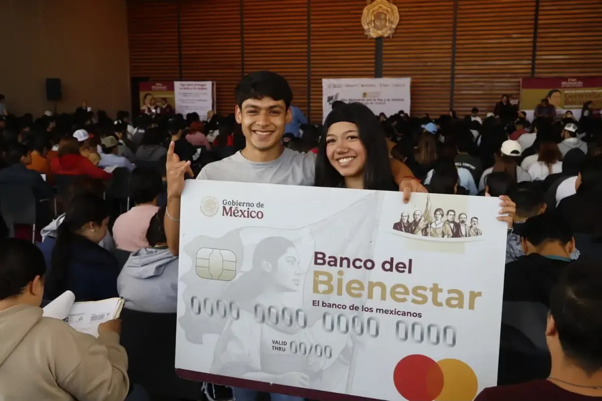 Las becas están dirigidas a estudiantes de media superior y superior para prevenir la deserción escolar.