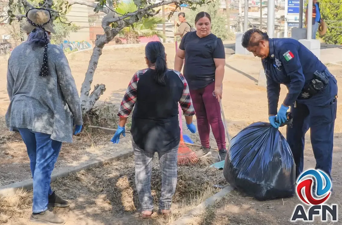 La comunidad participa en la recolección de basura y mejora de espacios públicos.