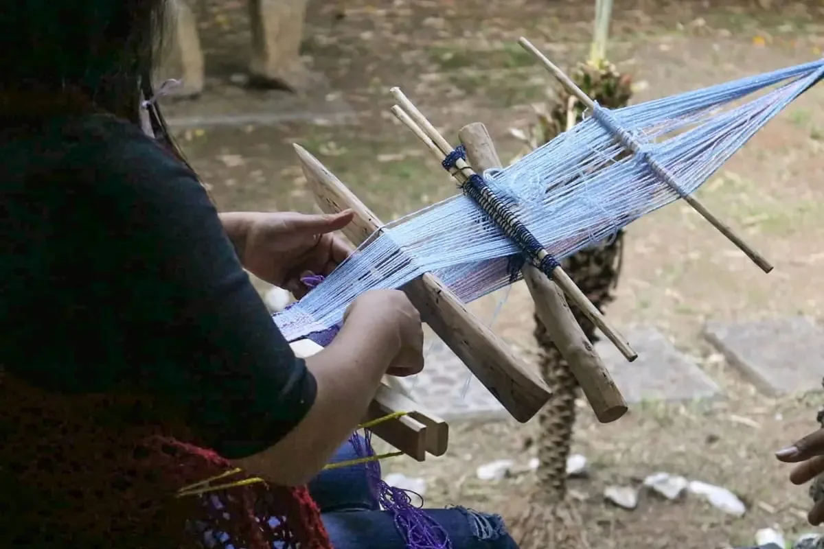 Talleres de telar buscan preservar la tradición textil en comunidades de Michoacán.