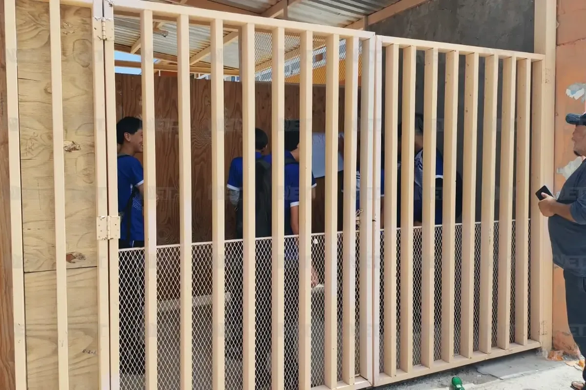 Padres de Ciudad Juárez exigen cambios ante la sanción aplicada a estudiantes por no cumplir reglamento escolar.