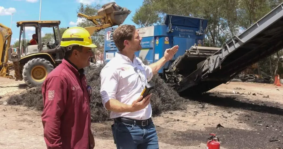 La eliminación de llantas acumuladas busca prevenir riesgos de incendios y enfermedades en la comunidad de Balcones de Alcalá.