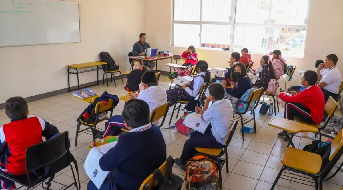 La Secretaría de Educación garantiza el pago puntual a maestros y promueve la educación inclusiva.