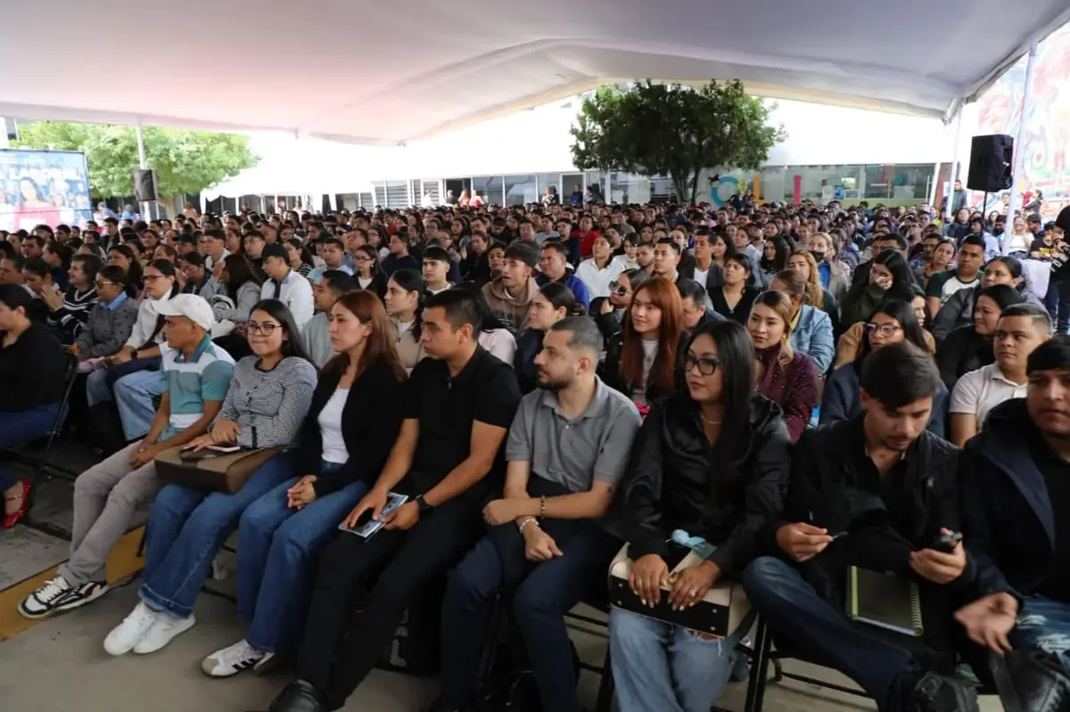 La entrega de plazas asegura la llegada de maestros a 75 municipios del estado.