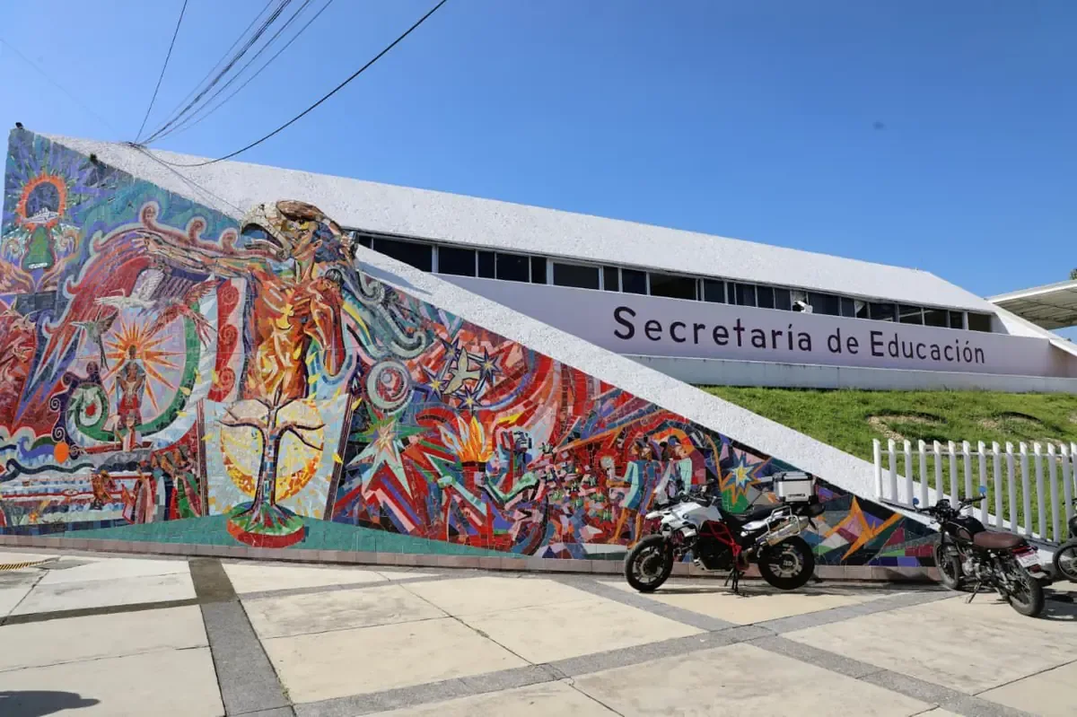 La Secretaría de Educación del Estado denuncia que la toma de oficinas afecta el pago de salarios