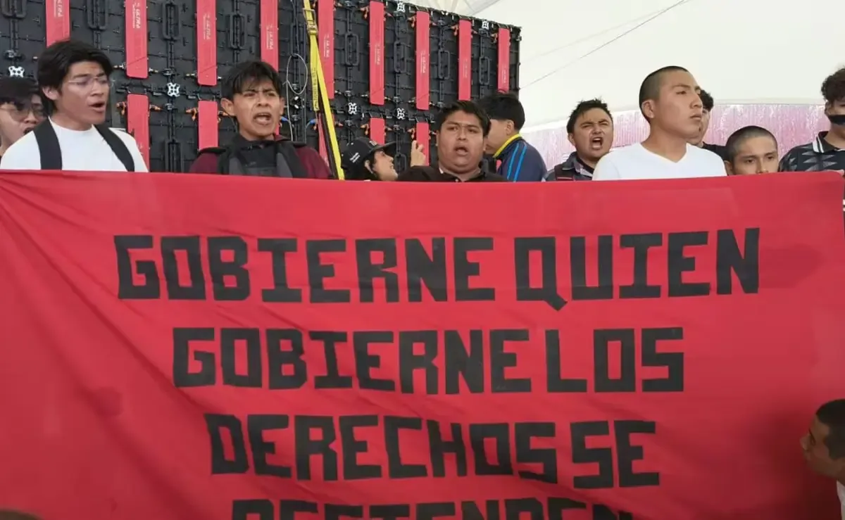 La Secretaría de Gobernación atenderá peticiones de normalistas tras interrupción en evento oficial.