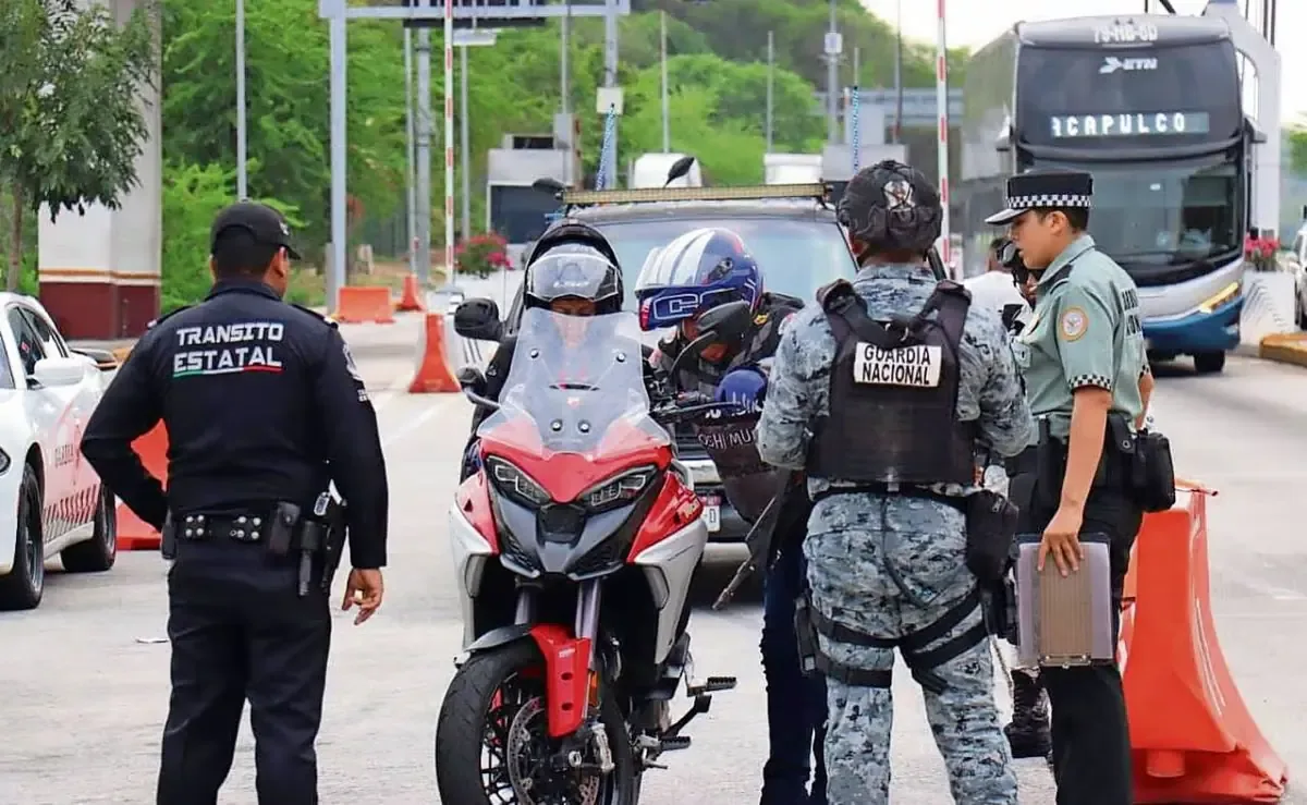 Policías y militares establecen operativos para garantizar el orden durante el evento de motociclistas.