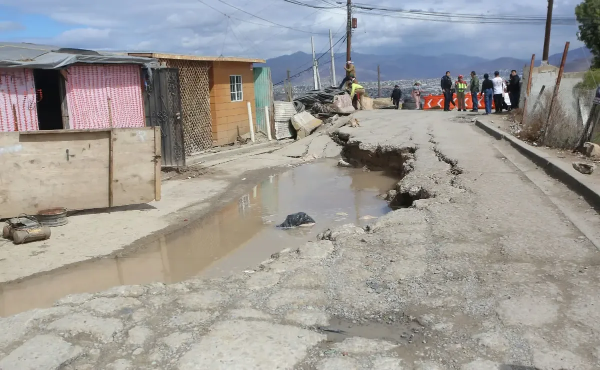Seis viviendas en la colonia 3 de Octubre fueron desalojadas ante el inminente riesgo de colapso por deslizamiento.