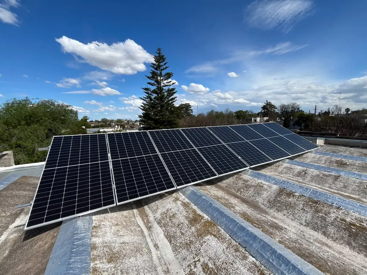 Seis escuelas secundarias del sur santafesino implementan sistemas solares para educar y reducir costos energéticos.
