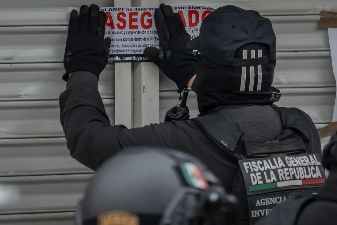 Sellos de "Asegurado" en Yesi Trendy tras el operativo federal en Tijuana.