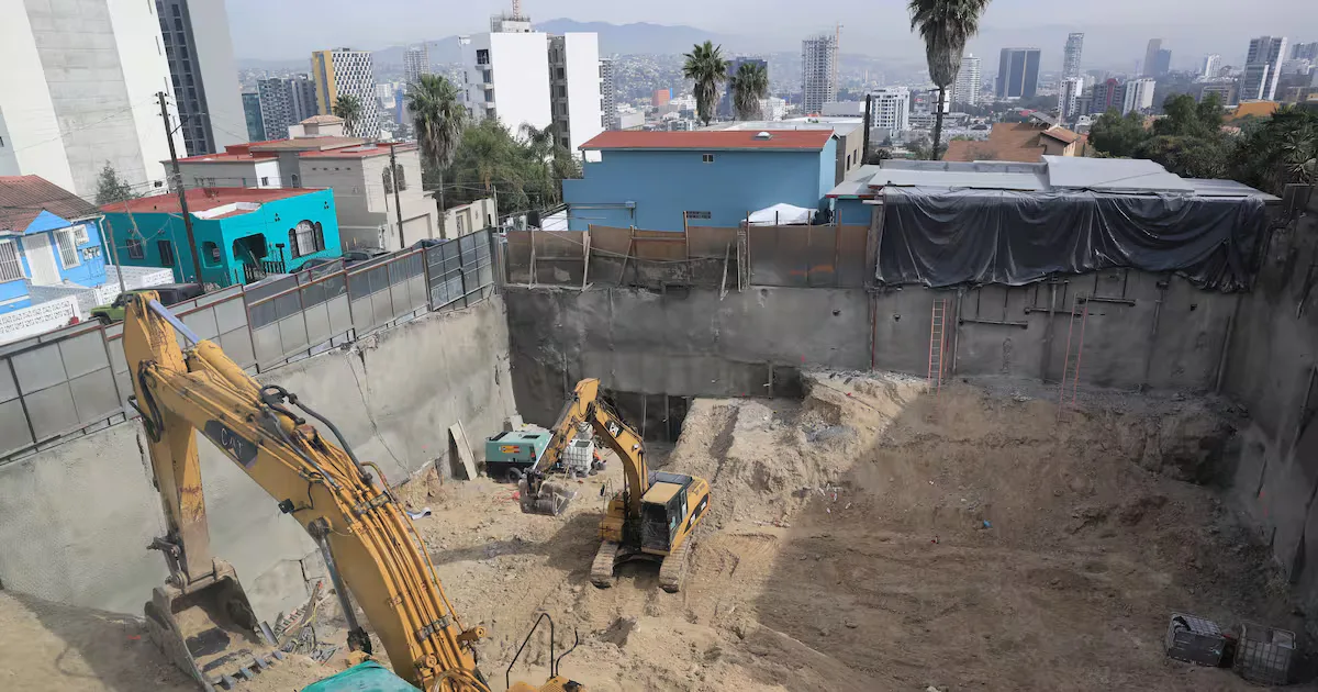 Sellos de clausura colocados en construcción en colonia Cacho, Tijuana.