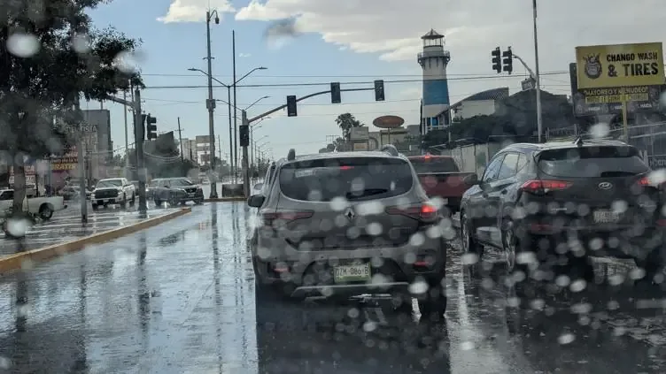Las recientes lluvias causan fallas en semáforos y congestión vial en Ciudad Juárez.