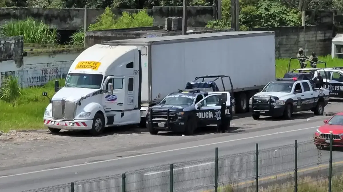 Un semirremolque fue encontrado en la autopista 150D sin aclarar su origen o estado legal.