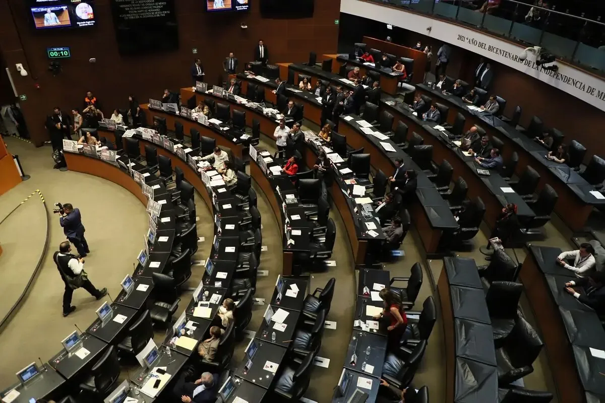 La medida busca desmarcar la elección de comicios federales y permitir reelección de magistrados.